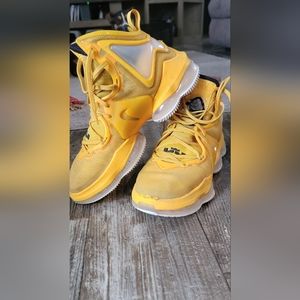 Nike LeBron 19 high top tennishoe men's size 10